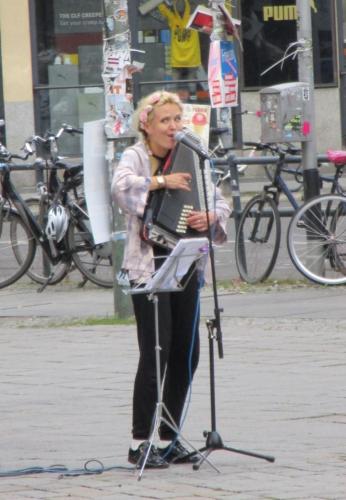 Another street musician. Playing an AUTOHARP. You can make this happen, Ralph!